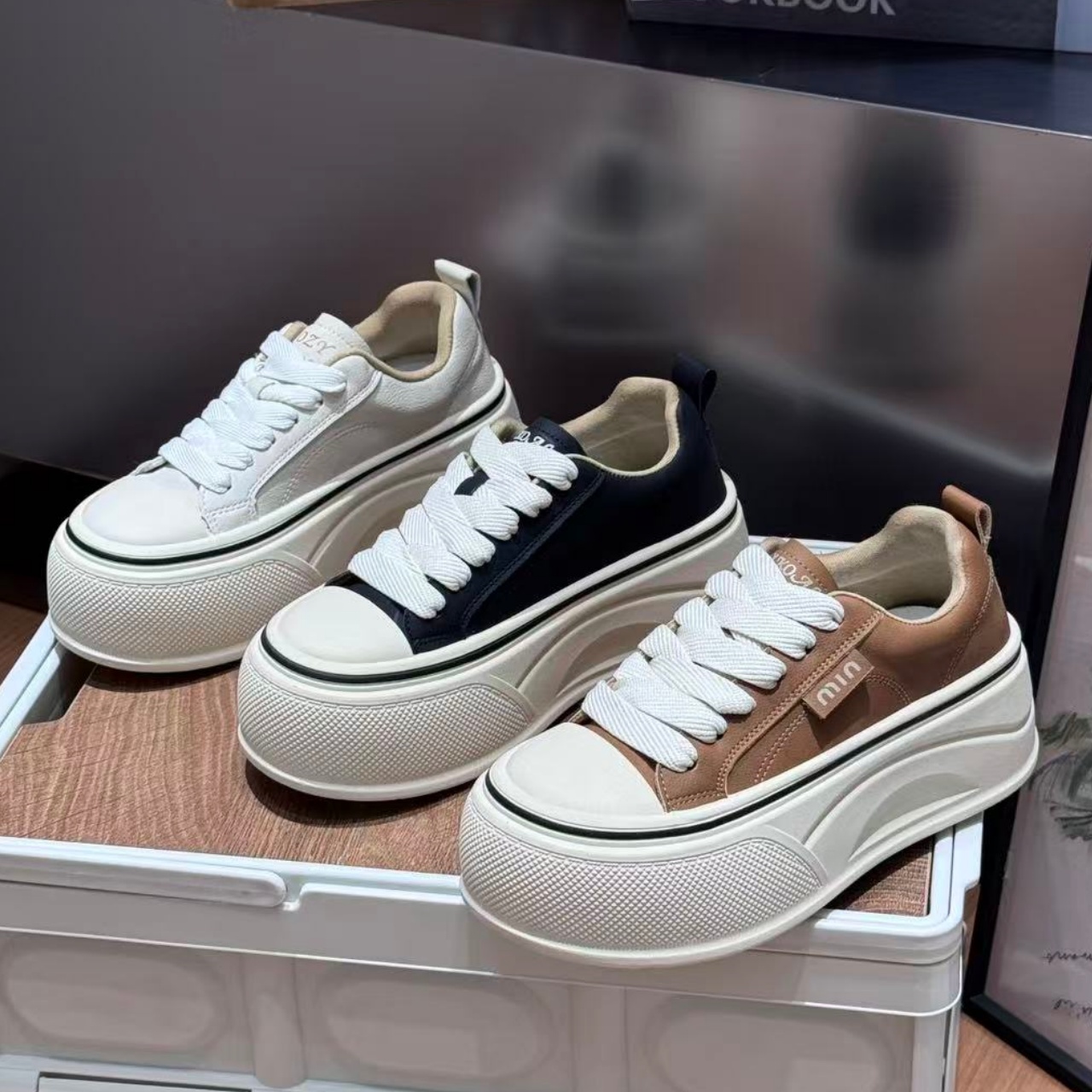 2025秋季新款轻便松糕厚底小白鞋女休闲百搭小个子增高面包板鞋