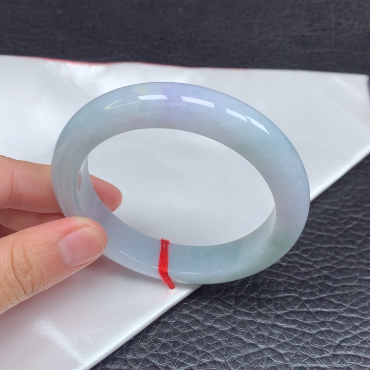 翡翠手镯未镶嵌。