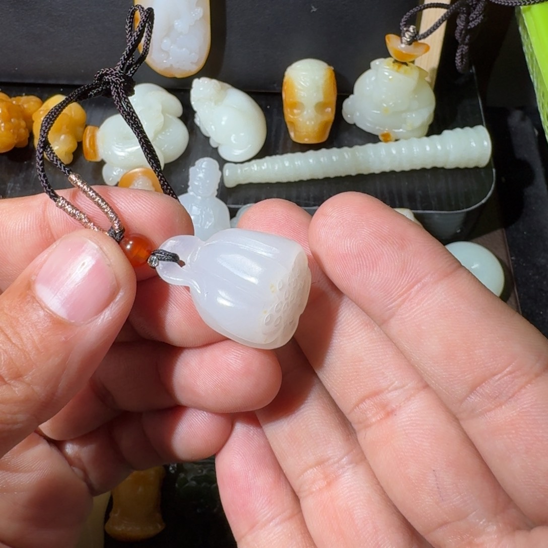 逆***8和田玉未镶嵌挂件