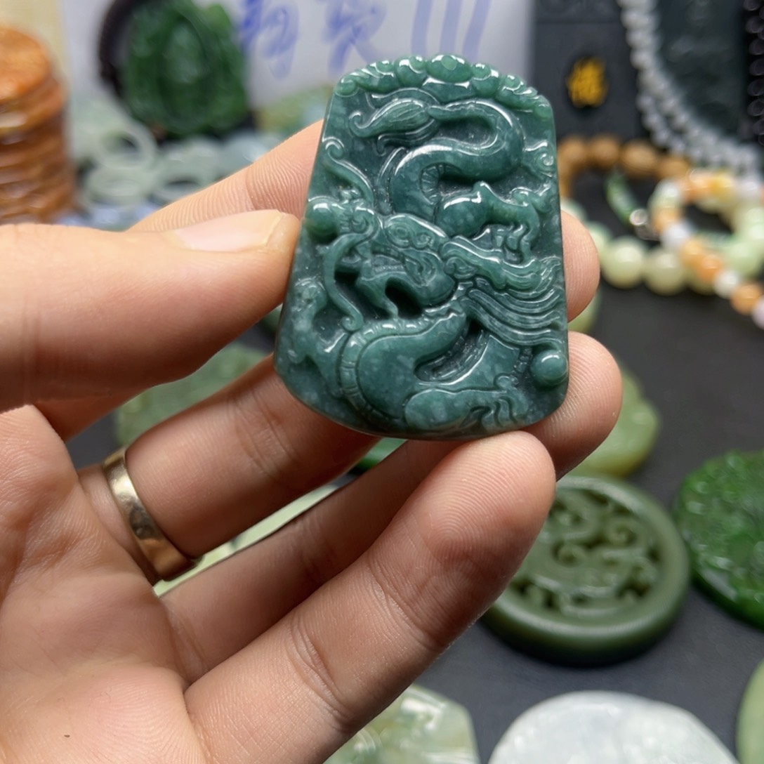 翡翠颈饰未镶嵌翡翠