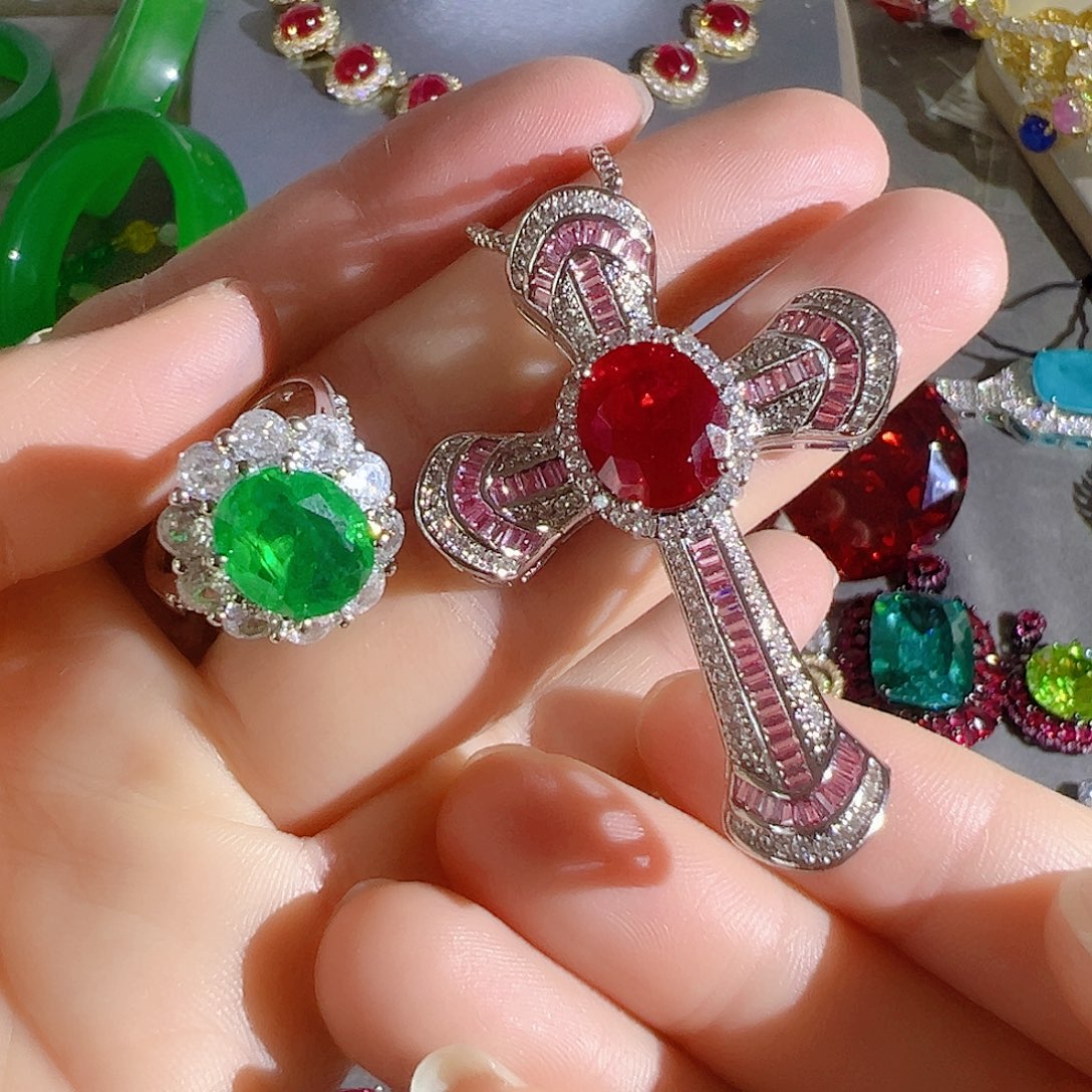 花岗石钨合金红色蓝色吊坠