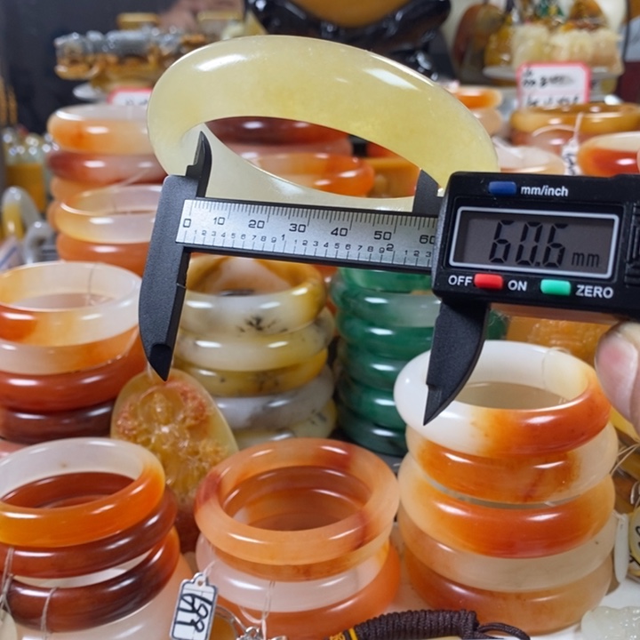 石英质玉（黄龙玉）颈饰合金