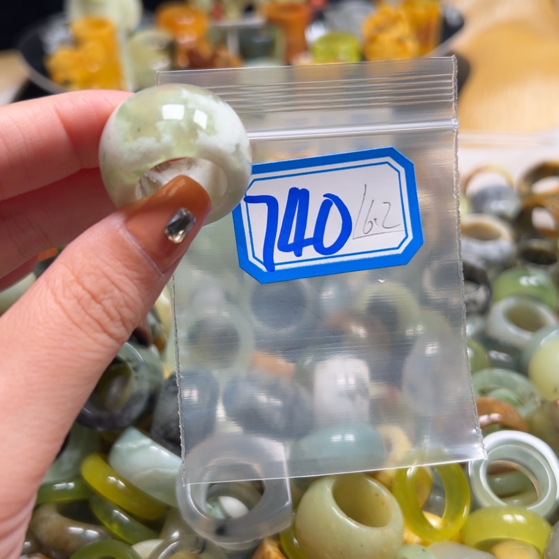 嘻****蛇纹石玉未镶嵌戒指