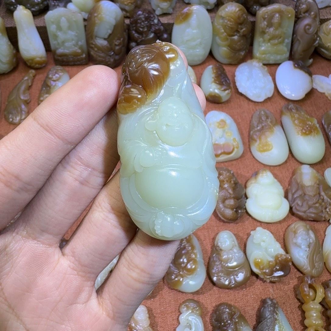 见****和田玉未镶嵌颈饰