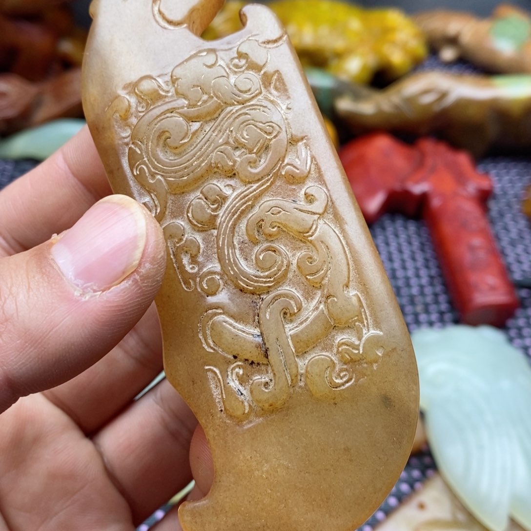 蛇纹石玉颈饰未镶嵌