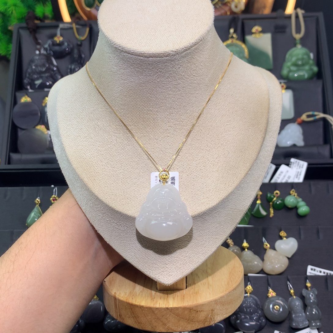 和田玉18K金镶嵌吊坠