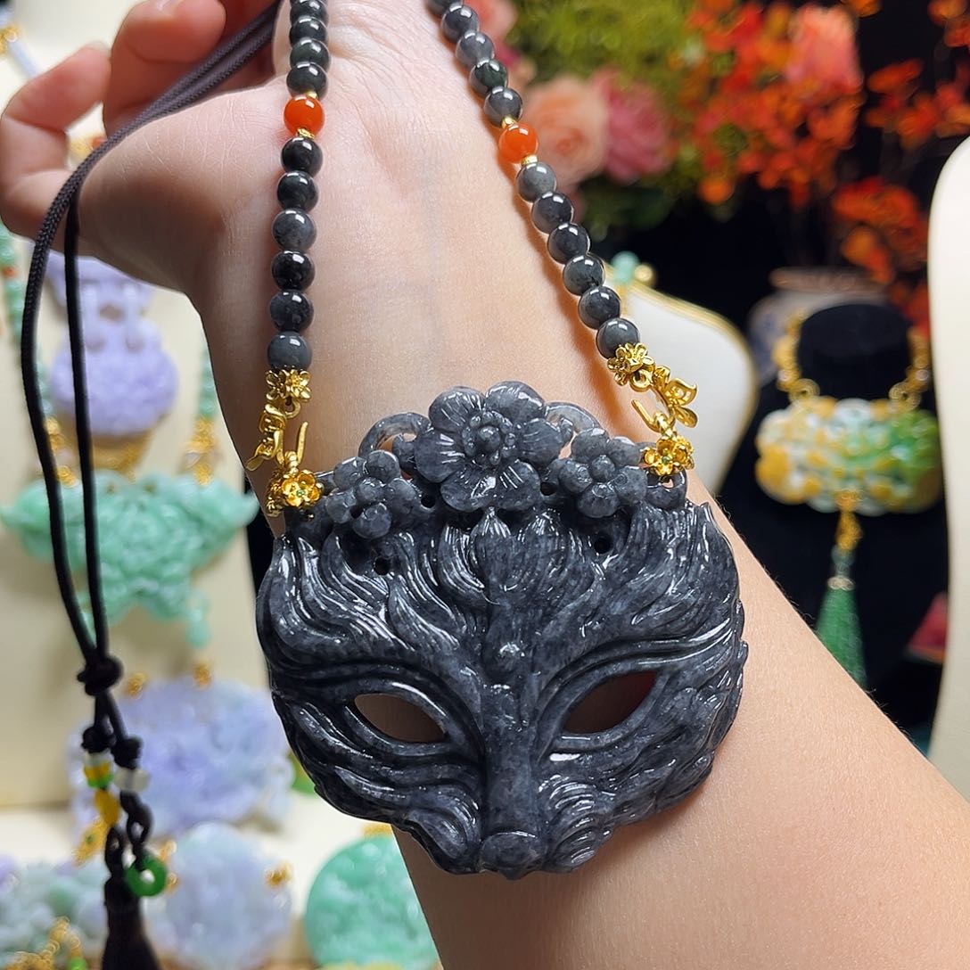 翡翠颈饰未镶嵌乌鸡大面具