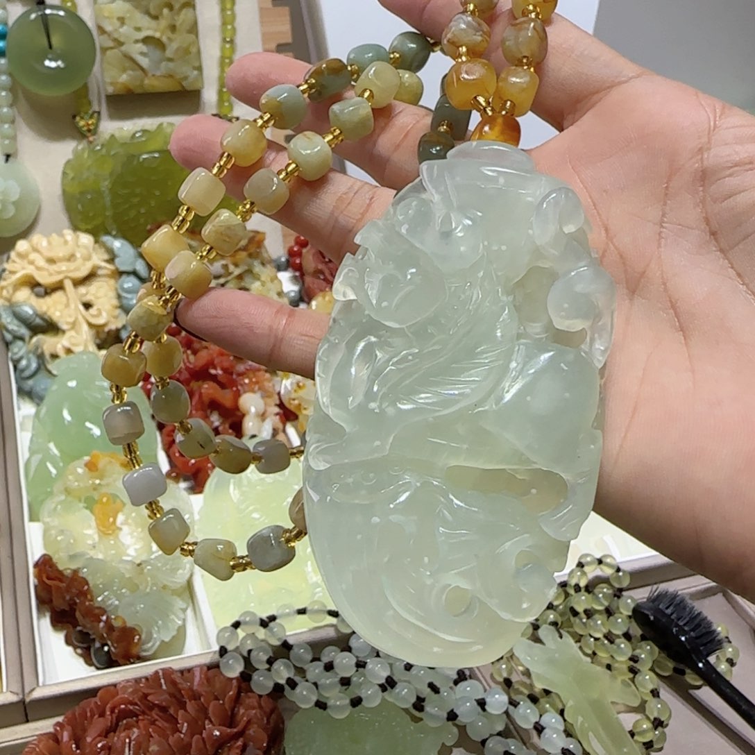 未镶嵌蛇纹石玉吊坠