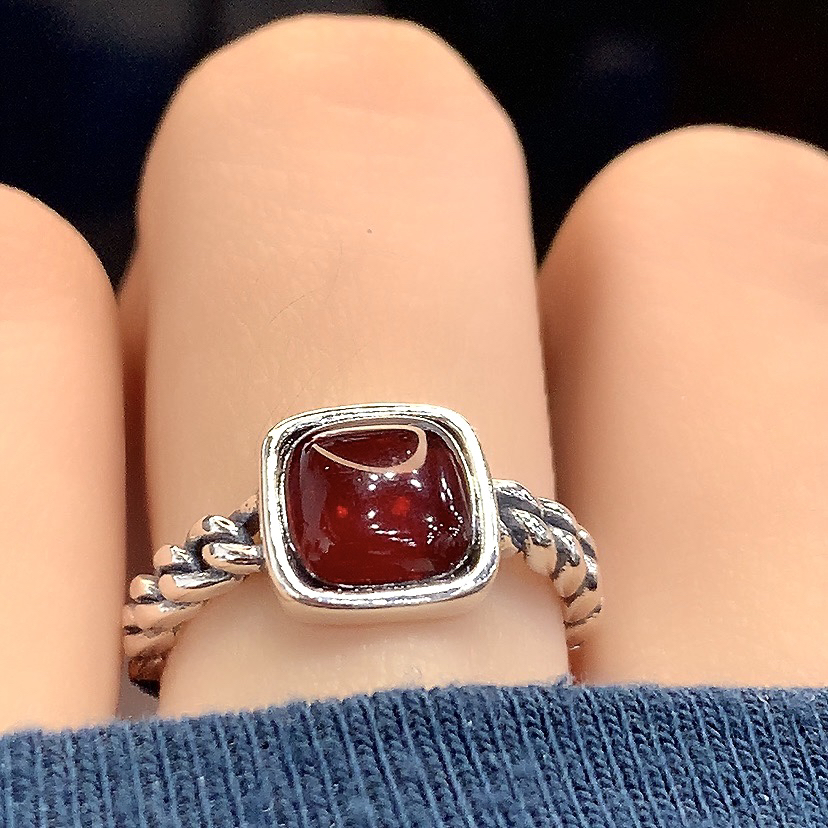 简约坦克链条血色琥珀方糖戒指