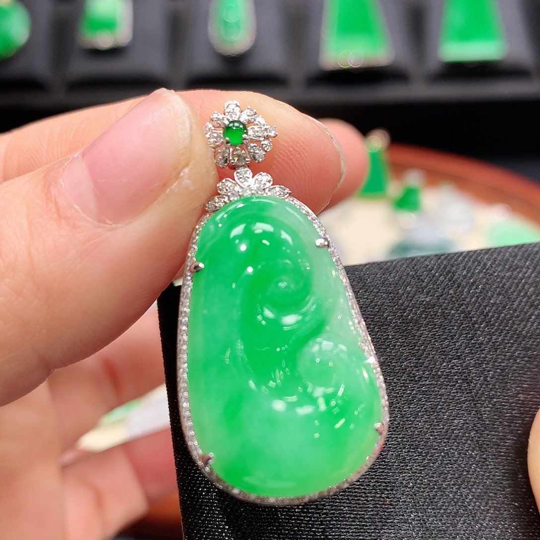 翡翠颈饰18K金镶嵌如意