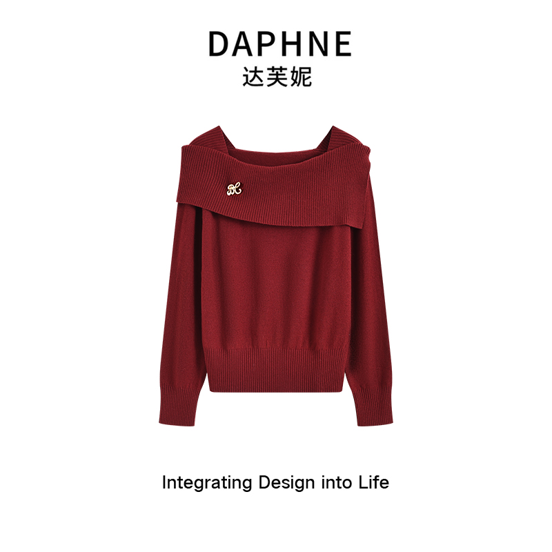 Daphne/达芙妮 秋冬季时尚百搭设计感胸针一字领羊毛针织上衣1460