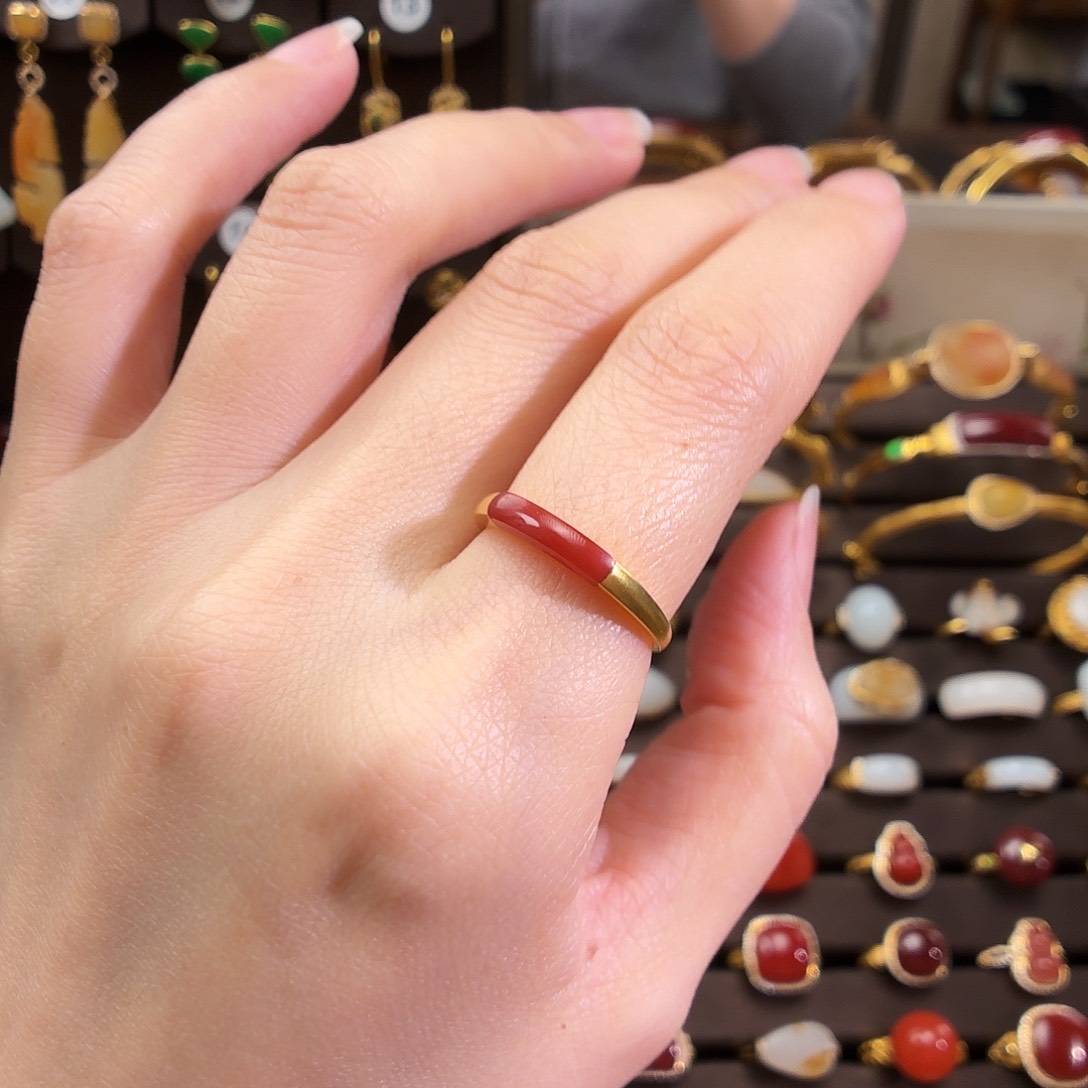 18K金镶嵌戒指南红玛瑙
