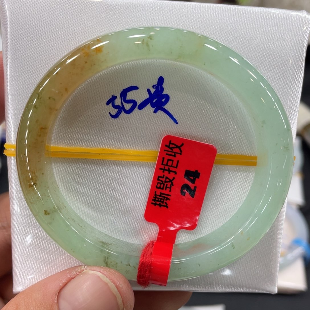 翡翠手镯未镶嵌翡翠