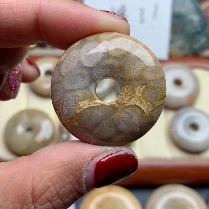 硅化珊瑚（珊瑚玉）颈饰足银镀金镶嵌