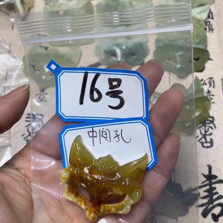 蛇纹石玉颈饰合金张**?
