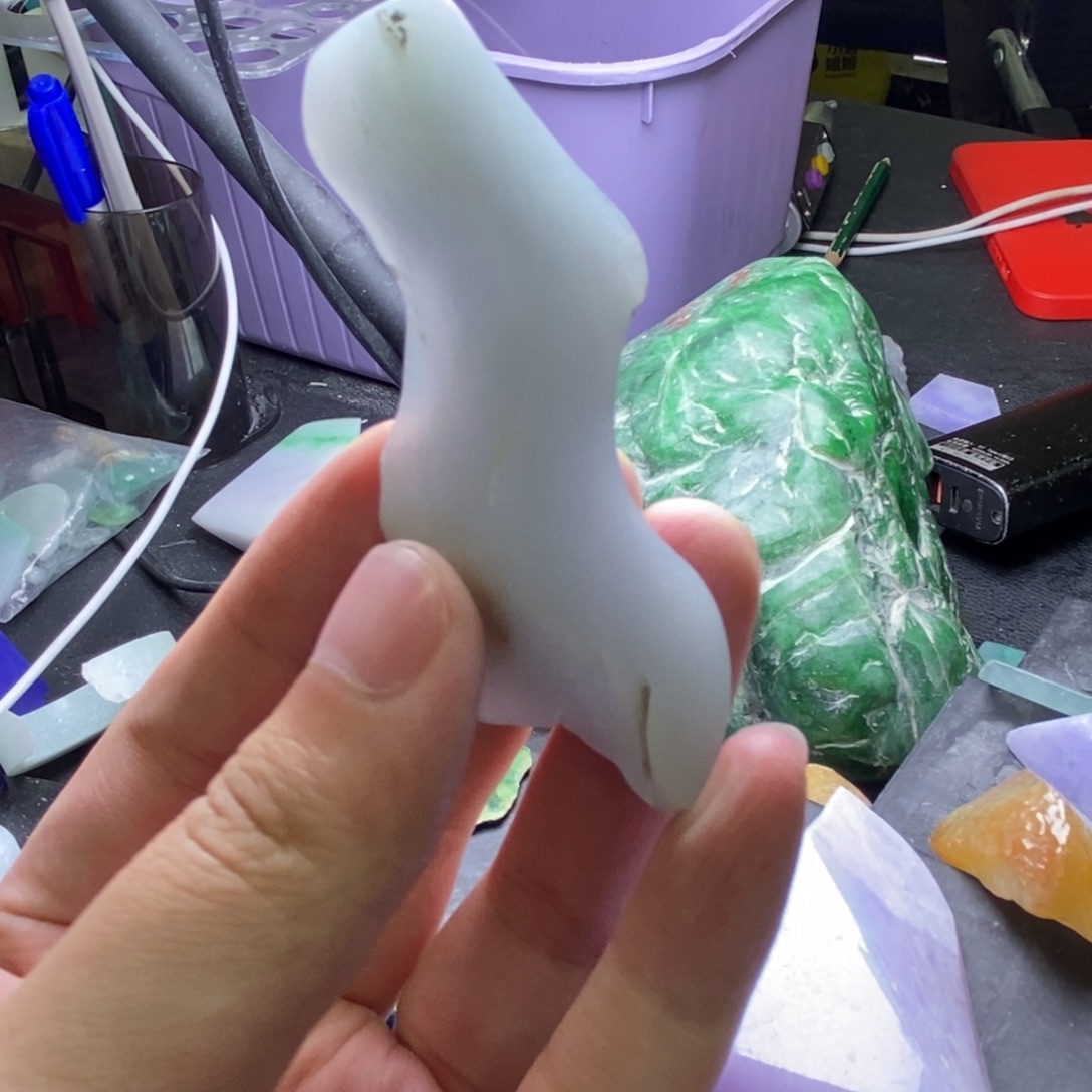 灵***均翡翠未镶嵌颈饰             