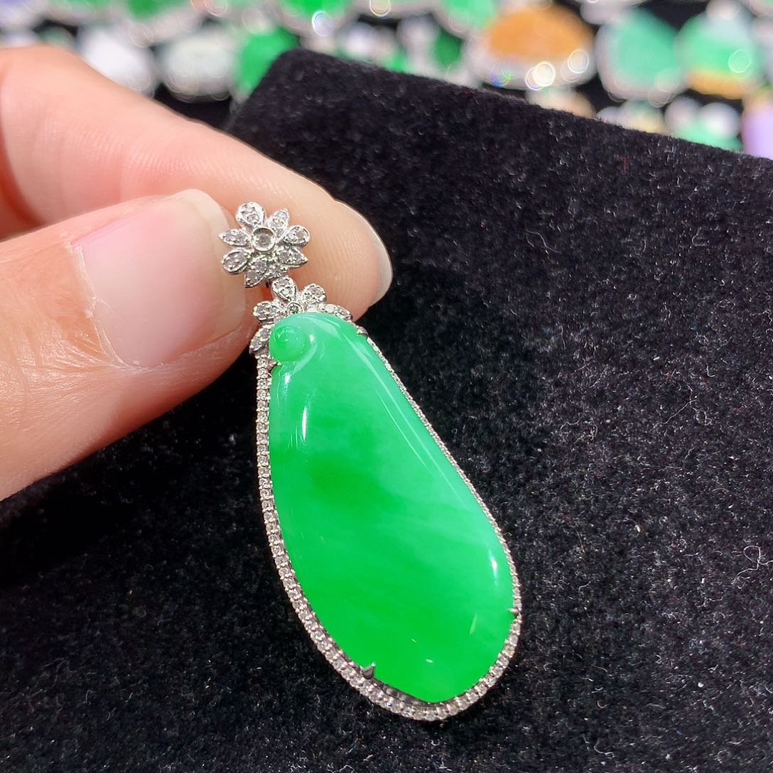 翡翠18K金镶嵌颈饰