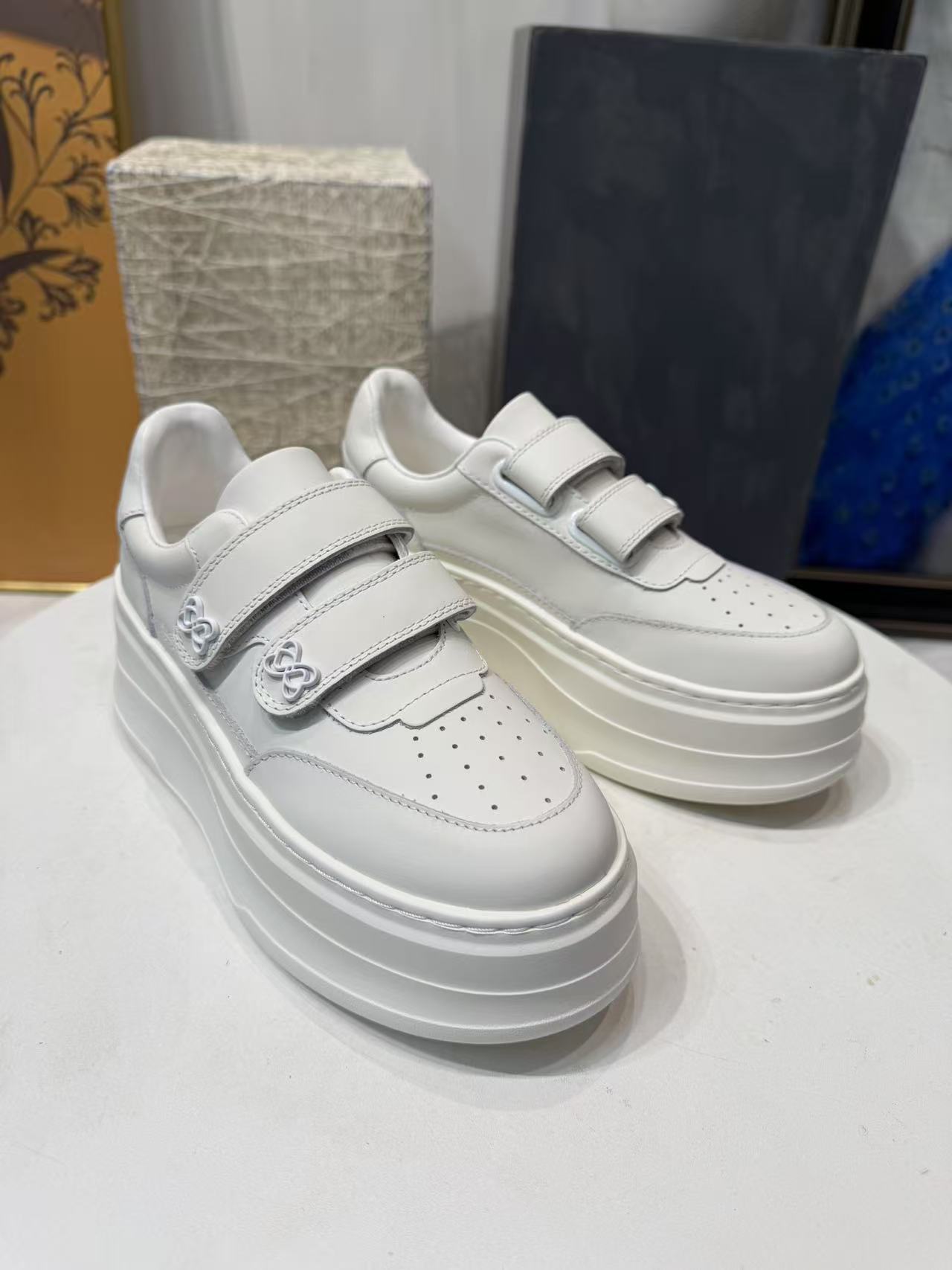 【丫丫高端女鞋】魔术贴增高胶粘时尚休闲鞋女款时尚百搭厚底白色