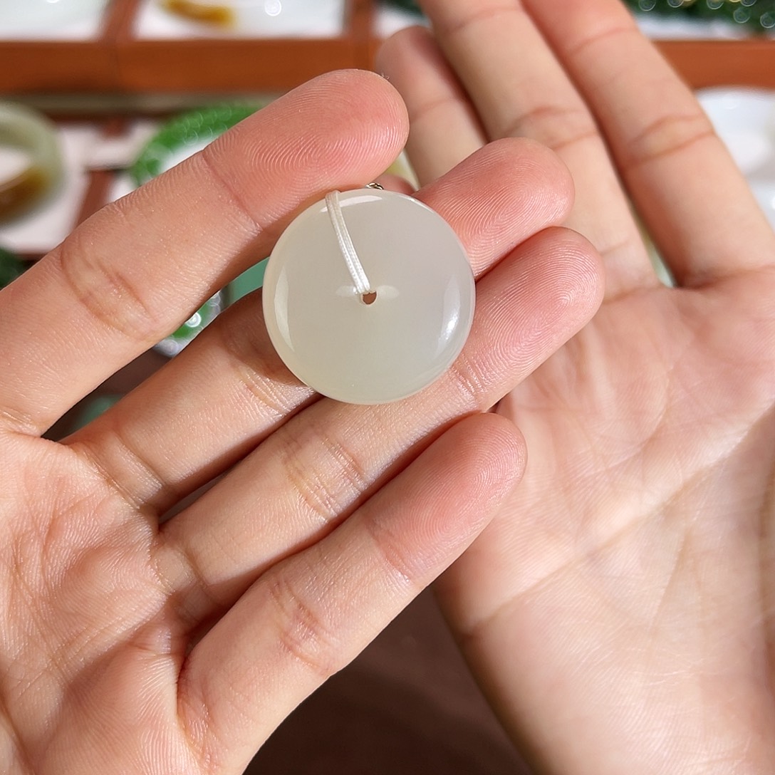 庸***丶和田玉未镶嵌颈饰