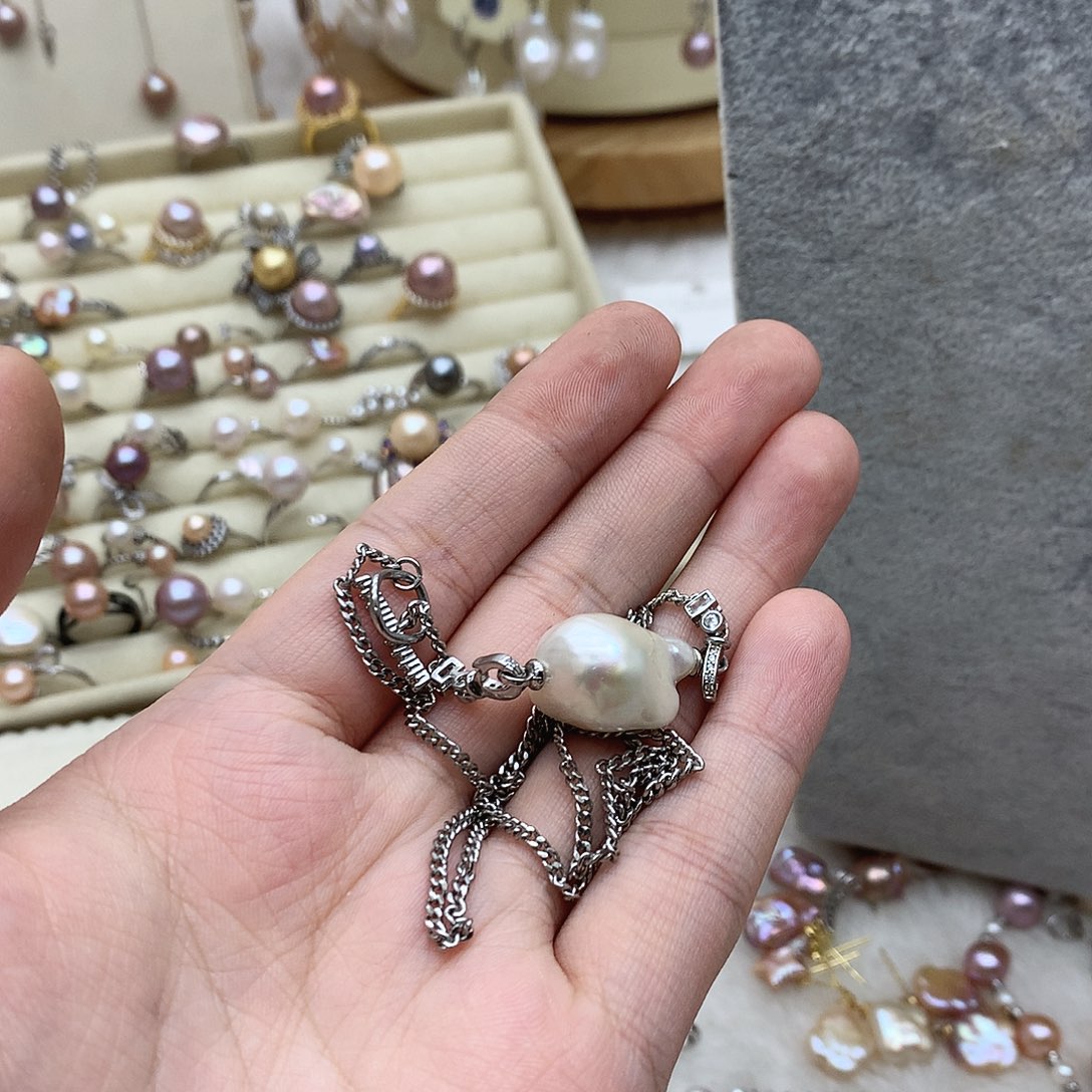 淡水珍珠合金颈饰有瑕疵