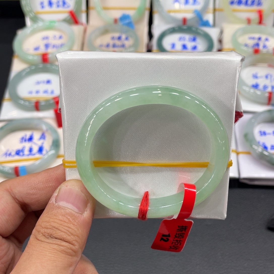 翡翠手镯未镶嵌天然翡翠