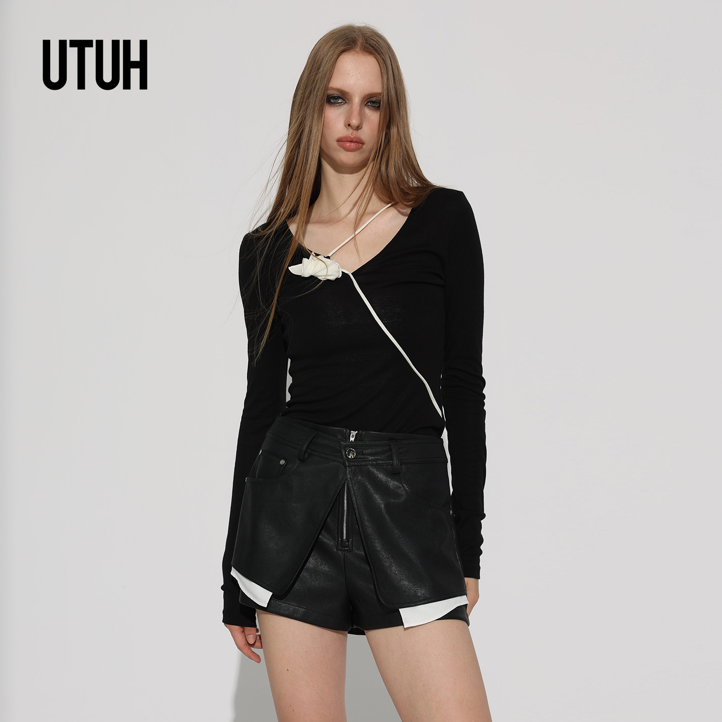 UTUH黑色拼接花朵冬季女士打底衫经典V领性感显瘦新款 TDWWW2N474