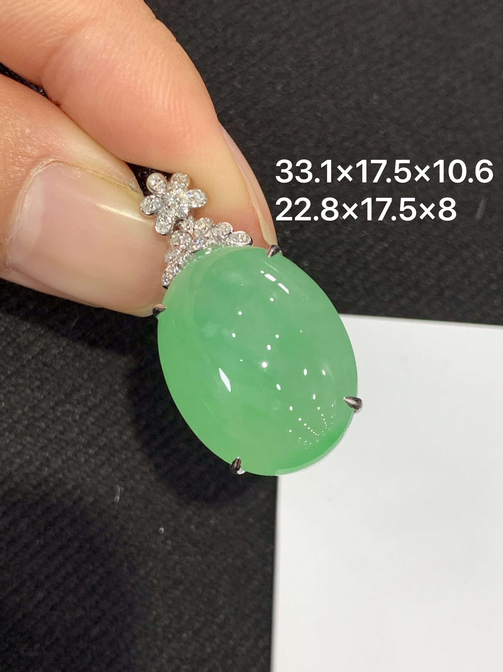 18K金镶嵌天然缅甸翡翠阳绿蛋面吊坠