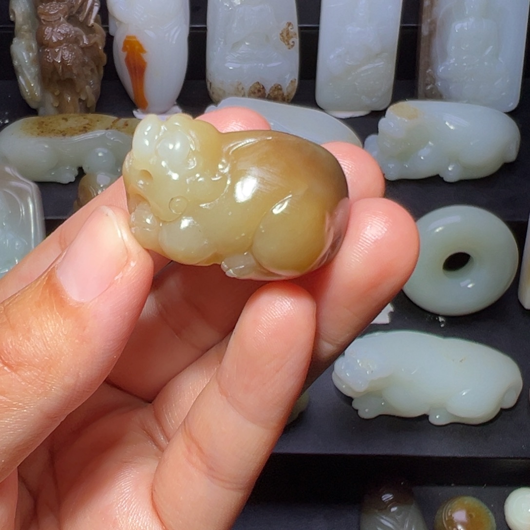 开****和田玉未镶嵌颈饰