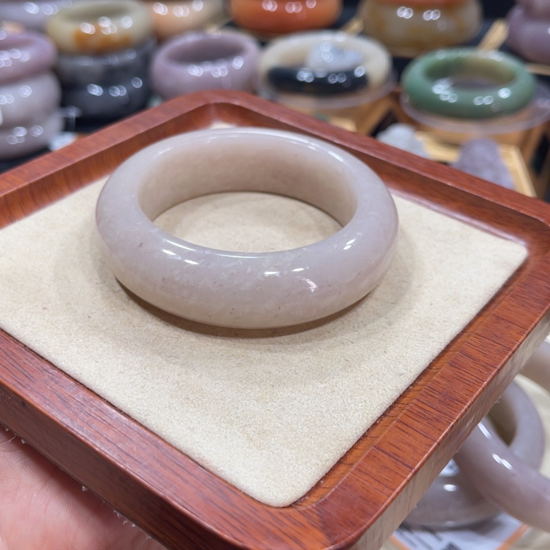 未镶嵌手镯石英岩玉