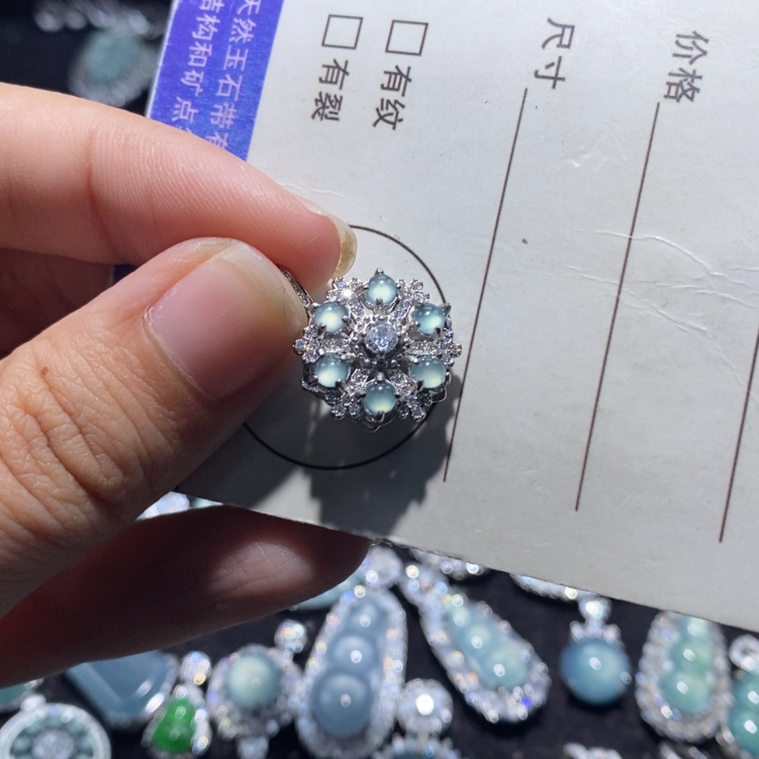 郗***郗翡翠未镶嵌颈饰翡翠