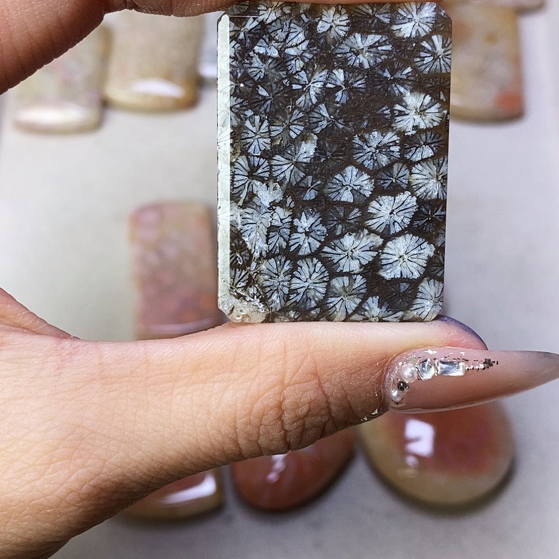 合金颈饰硅化玉山****草