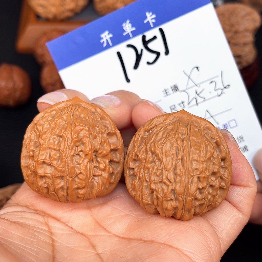 文玩核桃吊坠球白35尺。 1251