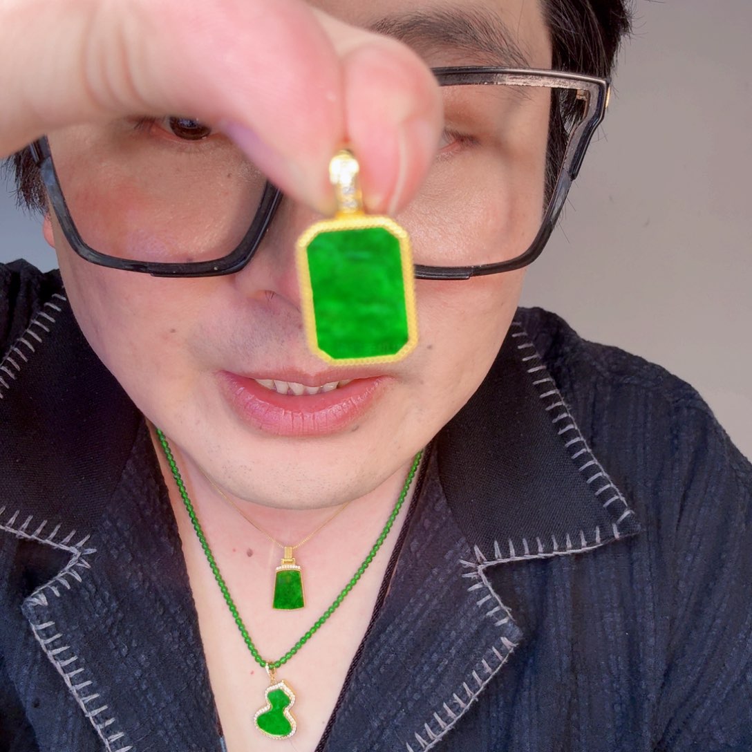 翡翠未镶嵌颈饰一件