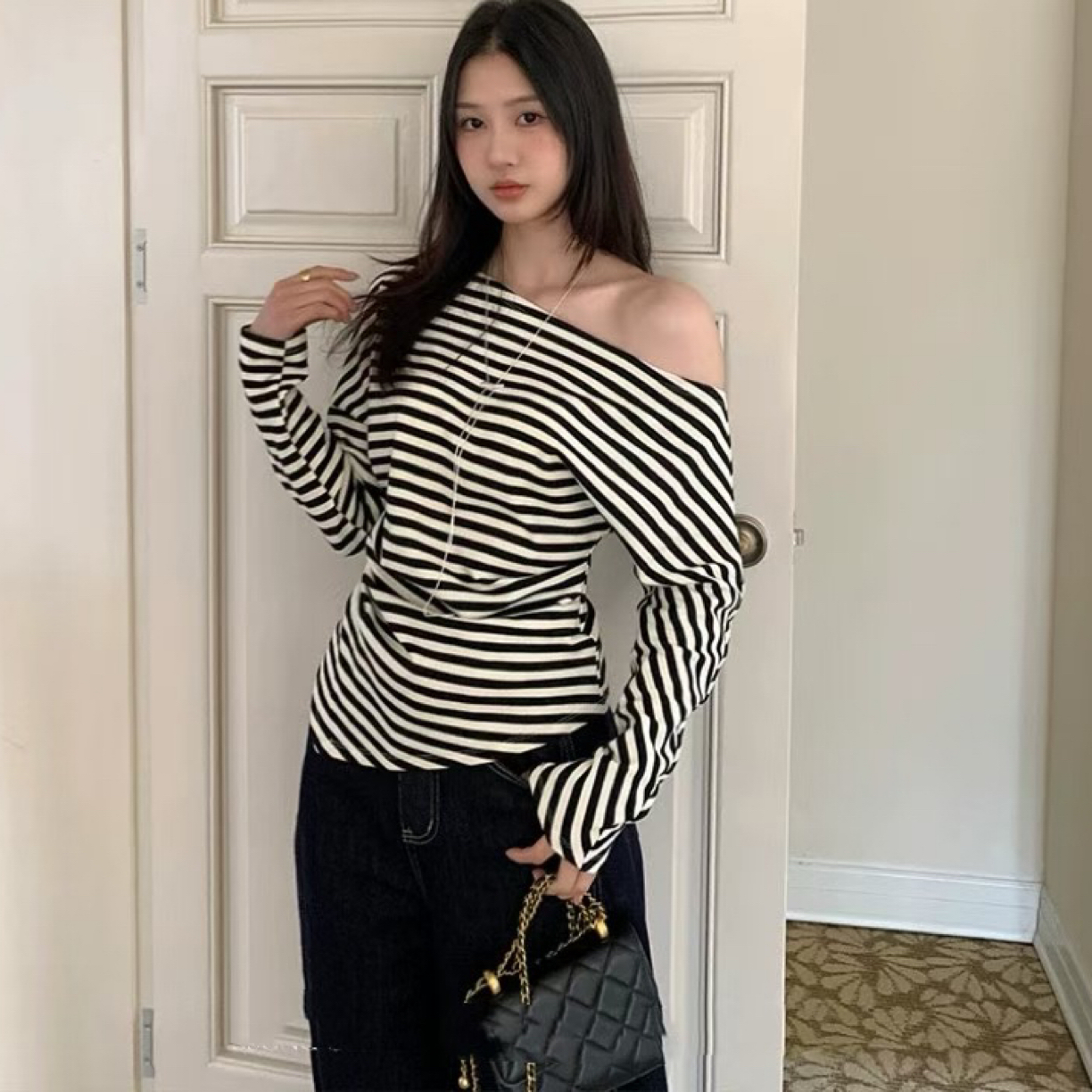 E念家秋款韩系不规则一字肩上衣,自带慵懒松弛感。露肩小性感