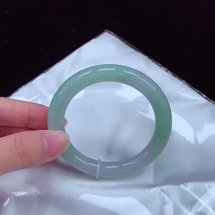 翡翠手镯未镶嵌翡翠