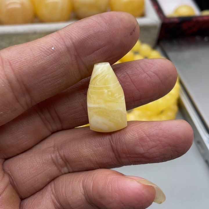 琥珀未镶嵌裸石三通