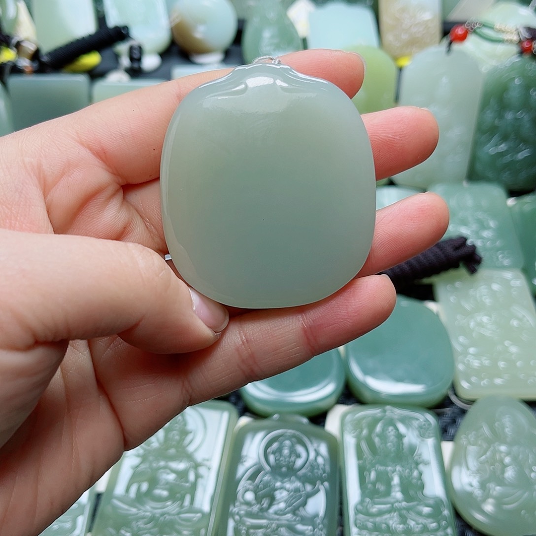 分***伴和田玉未镶嵌颈饰