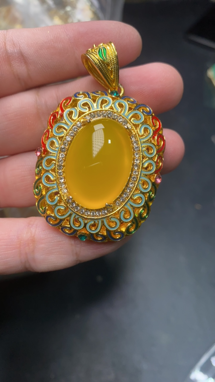 D 825   鸡冠黄镶嵌镂空吊坠