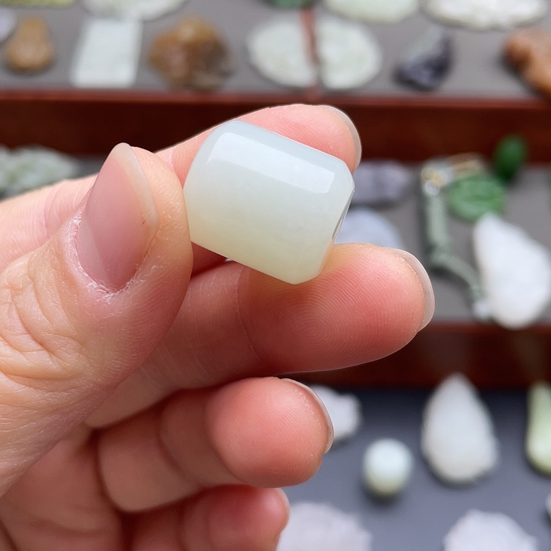 和田玉未镶嵌颈饰白桶珠吊坠