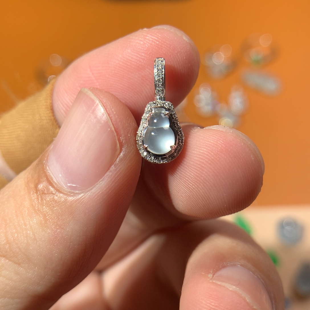 翡翠18K金镶嵌颈饰葫芦吊坠