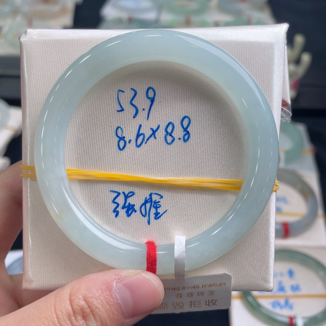 翡翠手镯未镶嵌翡翠手镯