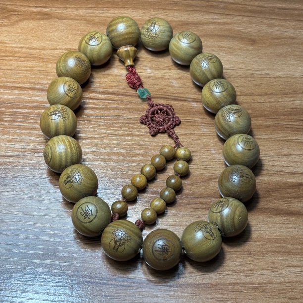 32阿根廷绿檀2.5手持雕刻佛瑕疵大孔道