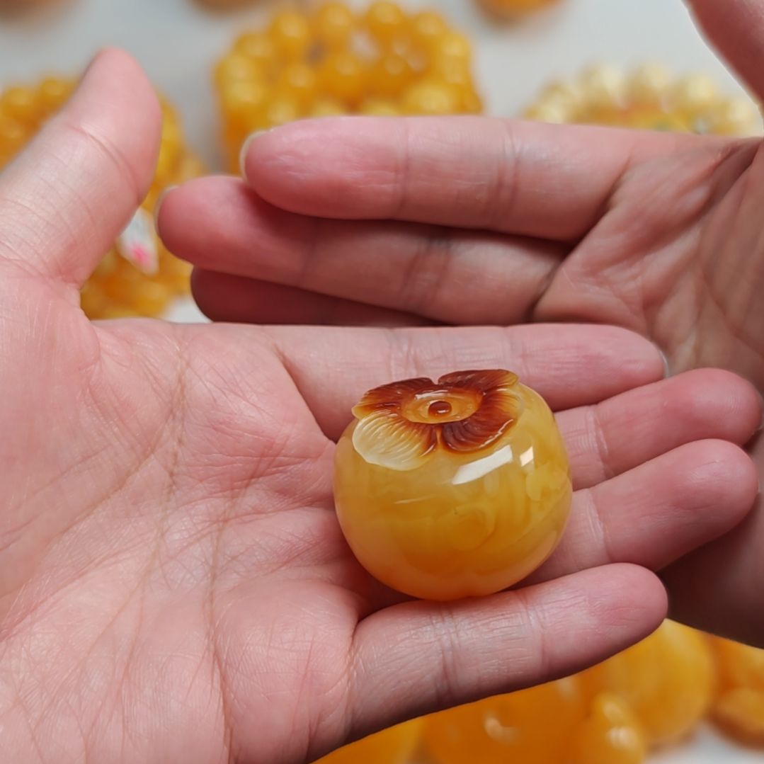 琥珀颈饰未镶嵌。