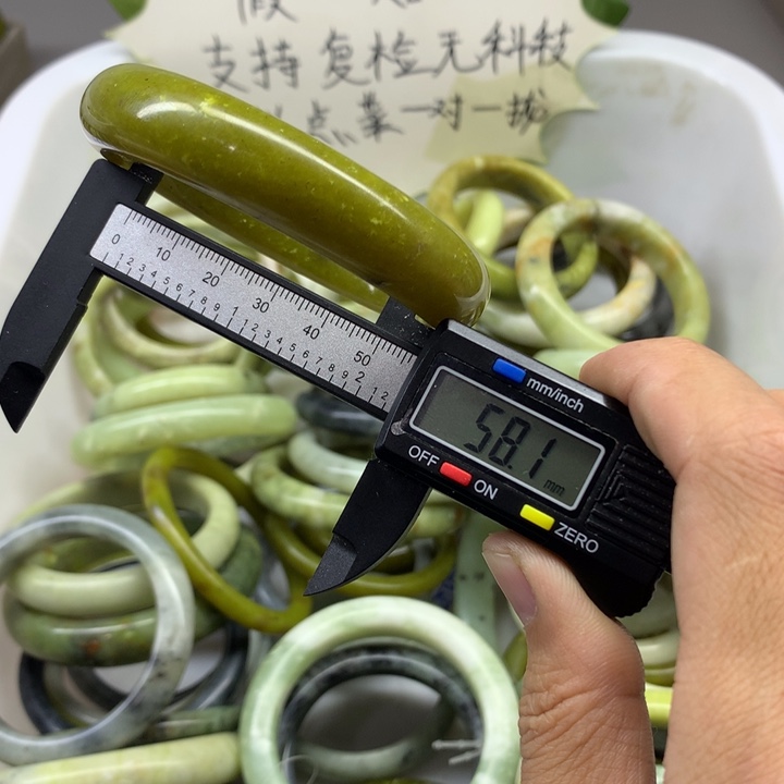 蛇纹石玉未镶嵌手镯33
