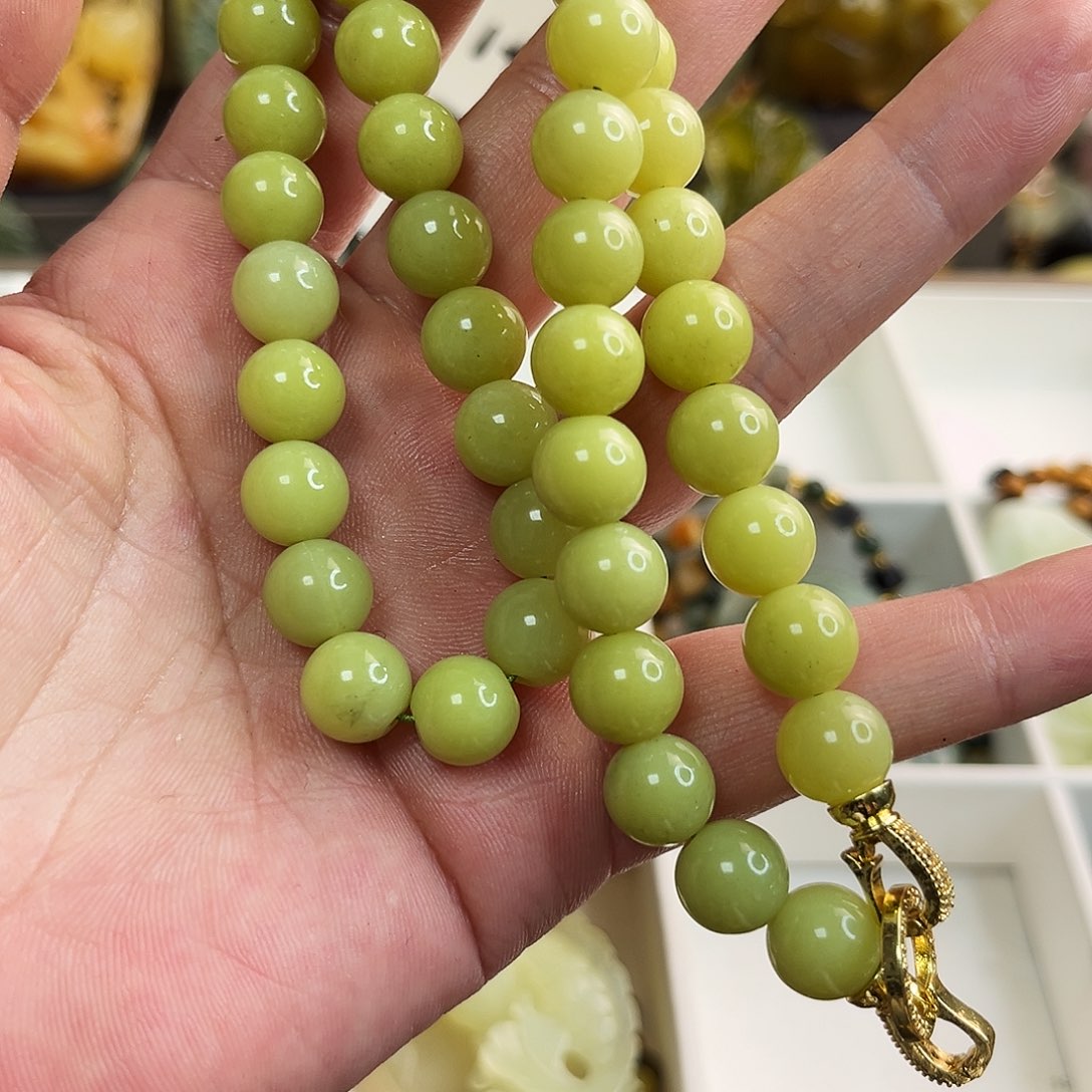 蛇纹石玉颈饰未镶嵌