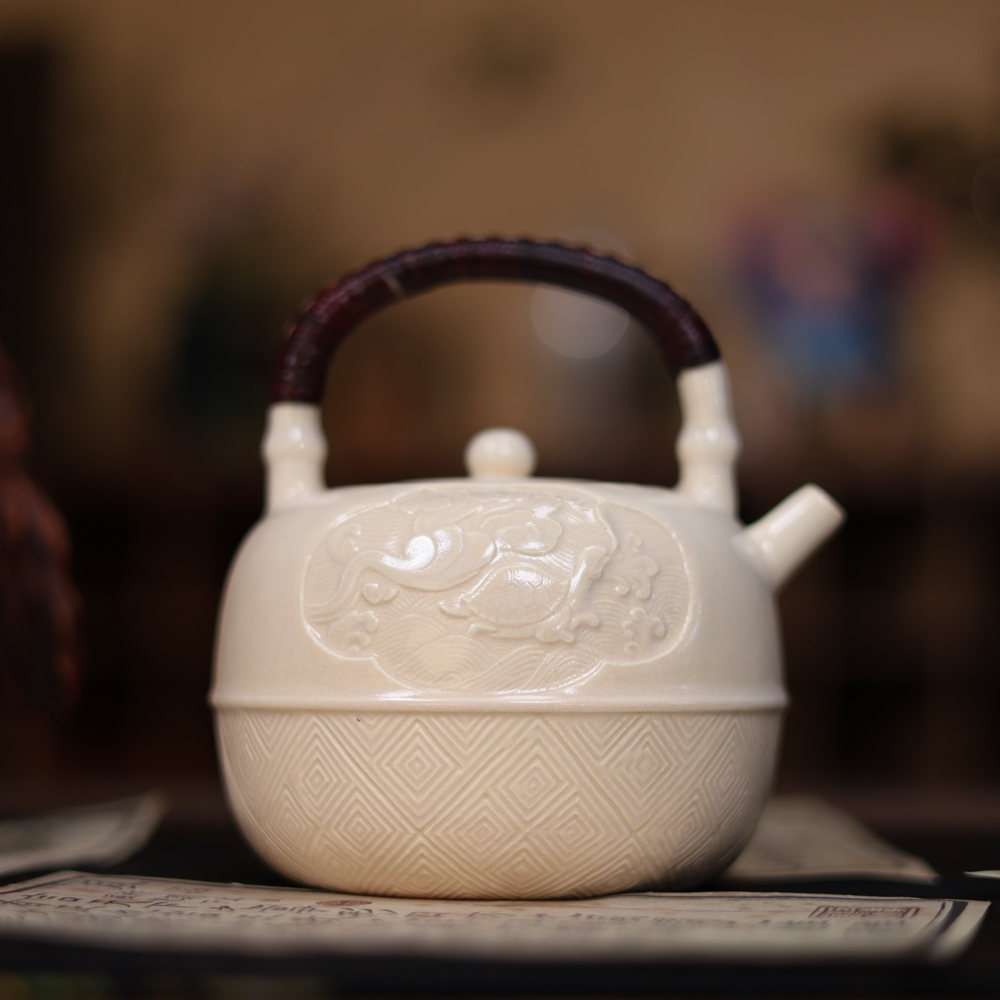 苏打釉山海纳福提梁壶（W0673）