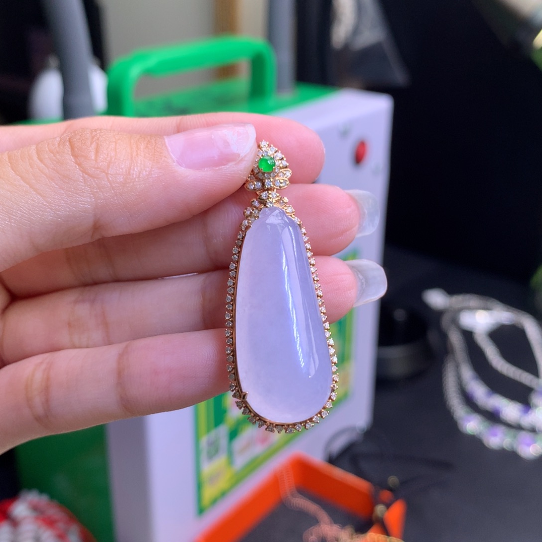 翡翠18K金镶嵌颈饰