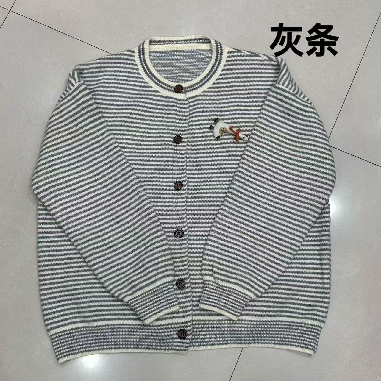 孕妇新款圆领扣子简约百搭减龄韩版条纹毛衣外套7756