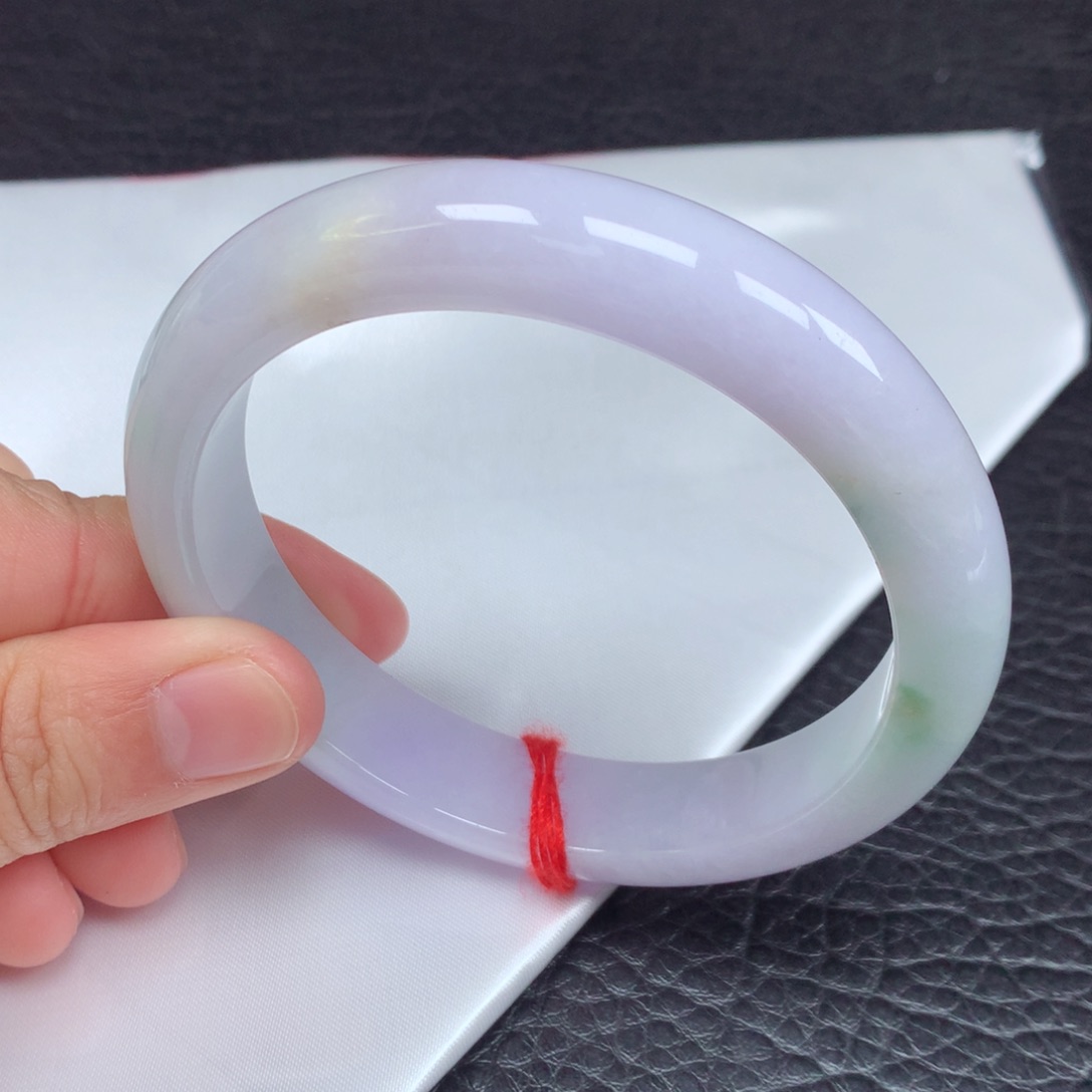 翡翠手镯未镶嵌。