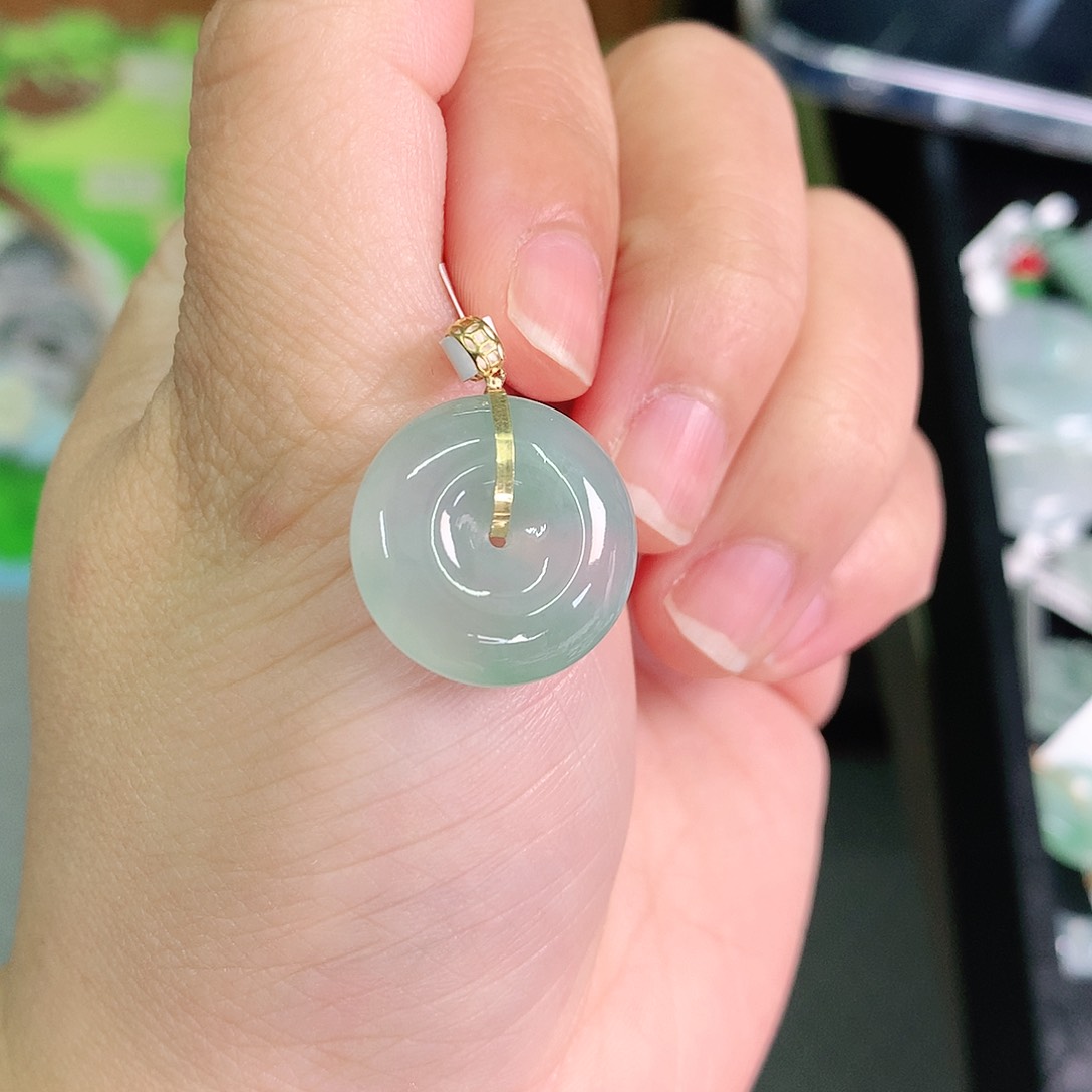 翡翠颈饰18K金镶嵌飘绿扣子18.4*5.8